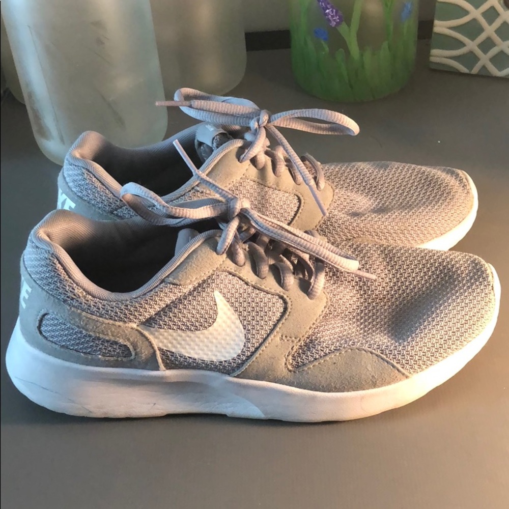 Grey Nike Roches
